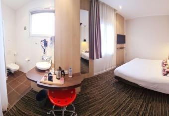 Best Western Plus Hotel Plaisance has rooms with a private hot tub