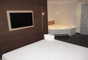 Hotel 56 Avenue Plaza allows 18 year olds to book a room