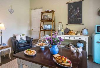 Vicarage View Cottage has Balcony rooms