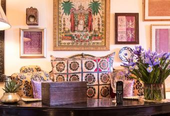 Aux 3 Portes allows 18 year olds to book a room