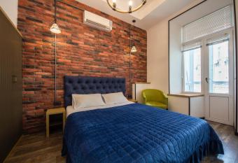 DayFlat Apartments on Mykhailivs ka allows 18 year olds to book a room
