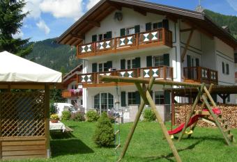 Cesa Stefi has Balcony rooms