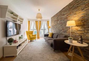 S   Guesthouse allows 18 year olds to book a room