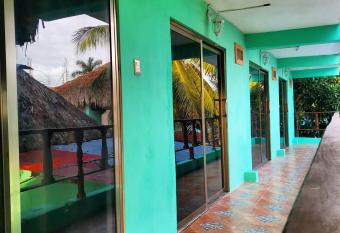 Posada El Refugio has Balcony rooms