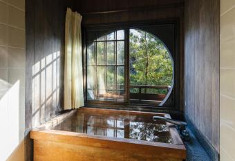 Futsukaichi Hot Spring - Daimaru Besso allows 18 year olds to book a room