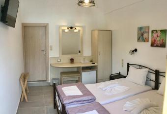 Platanos Rooms has Balcony rooms