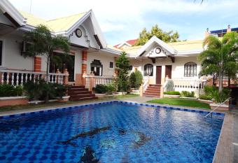 The Executive Villa Inn & Suites has Balcony rooms