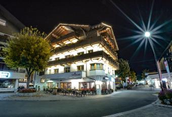 Tiroler Weinstube has Balcony rooms