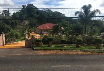 Cliffe Ranch has Balcony rooms