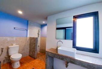 Six Pack Cottage allows 18 year olds to book a room