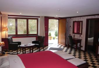 H  tel/Restaurant    la Ferme has rooms with a private hot tub