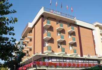 Hotel Nevada has Balcony rooms
