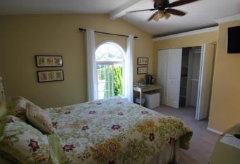 Sunshine and Wine Loft has rooms with a private hot tub