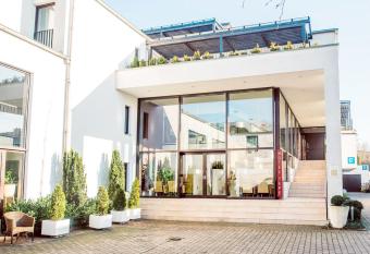 Lindenhof Hotel Tepe allows 18 year olds to book a room