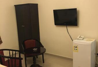 Al Meknan Hotel has rooms with a private hot tub