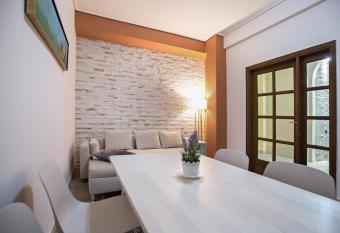 Paradise Apartment in Peiraiki has Balcony rooms