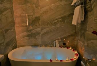 Harir Palace Hotel has rooms with a private hot tub