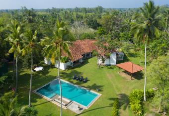 Garden Villa Ronnaduwa has rooms with a private hot tub