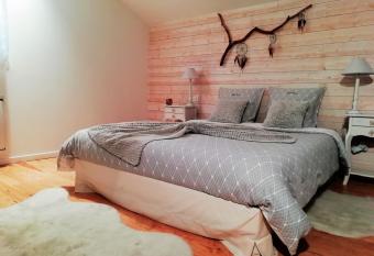 La Magie des R  ves has rooms with a private hot tub