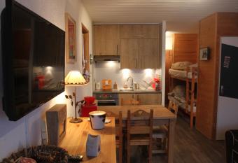 Appartement Chatel Centre allows 18 year olds to book a room