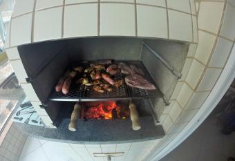 Cantinho do Churrasco - Varanda Gourmet a 60 mts praia allows 18 year olds to book a room