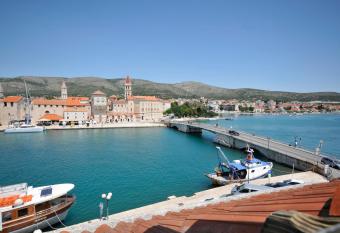 Heritage Hotel Vila Sikaa has rooms with a private hot tub