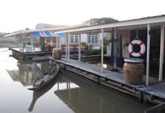 U Pae PaeStay Uthaithani allows 18 year olds to book a room