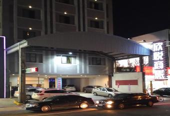 Xin Yue Hotel allows 18 year olds to book a room