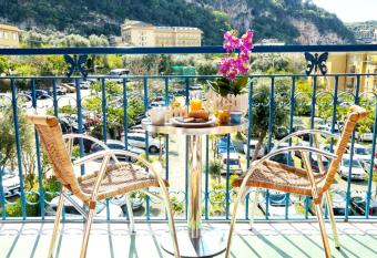 MaLu  B&B allows 18 year olds to book a room