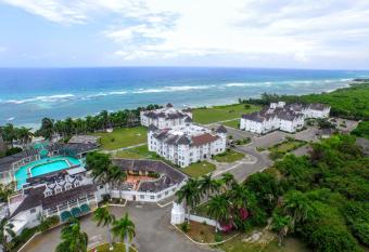 Seacastles by the beach/pool has Balcony rooms