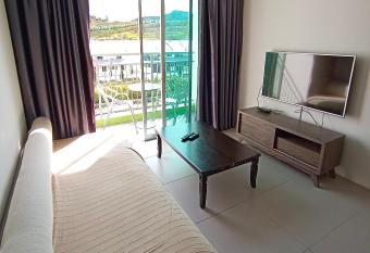 Cameron s Square Apartment has Balcony rooms