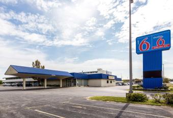 Studio 6-Pekin, IL allows 18 year olds to book a room