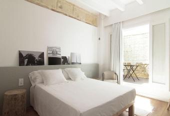 Mon hotel allows 18 year olds to book a room