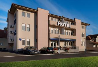 Airport Hotel Garni has Balcony rooms