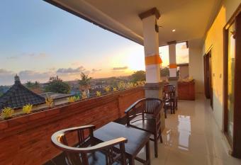 Kubu Taman Home Stay allows 18 year olds to book a room