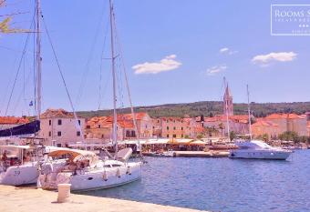 Rooms Sunce Supetar Island Bra   has Balcony rooms