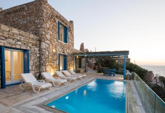 Villa Pirgaki has Balcony rooms