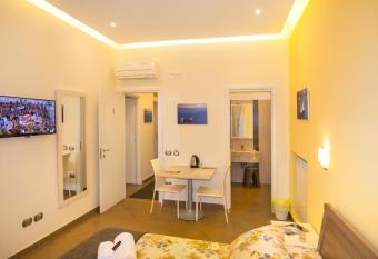 YourHome - Casa Aristide has Balcony rooms