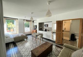 Le bonheur de la campagne    la ville - Grand studio en plein coeur de la ville allows 18 year olds to book a room