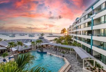 Hilton Vacation Club Royal Palm St Maarten allows 18 year olds to book a room
