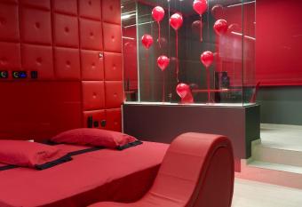 Motel Venus Madrid Norte allows 18 year olds to book a room