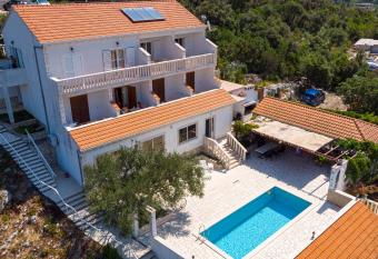 Villa Castello has Balcony rooms