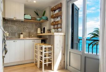 The Beach House Studios & Suites has Balcony rooms