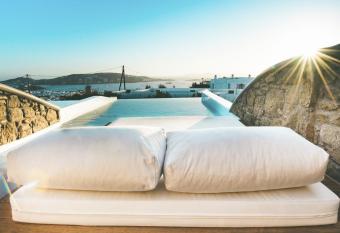 Adel Private Suites has rooms with a private hot tub