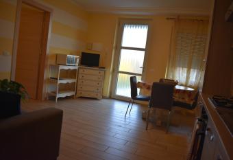 Mimosa Apartments has rooms with a private hot tub