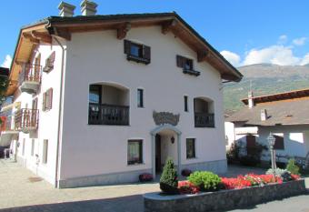Residence Du Chateau has Balcony rooms