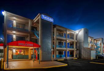 Travelodge by Wyndham Houston Hobby Airport has Smoking rooms