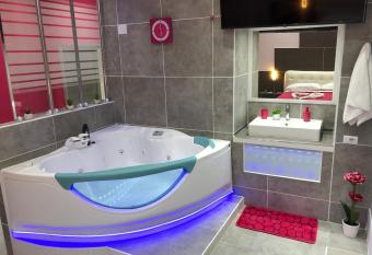 B&B porta capuana has rooms with a private hot tub