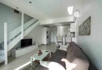 Coton Doux face    la mer allows 18 year olds to book a room