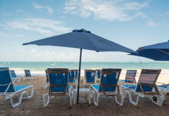 OCEAN VIEW DELUXE SUITE: PVT. BEACH & POOL has rooms with a private hot tub